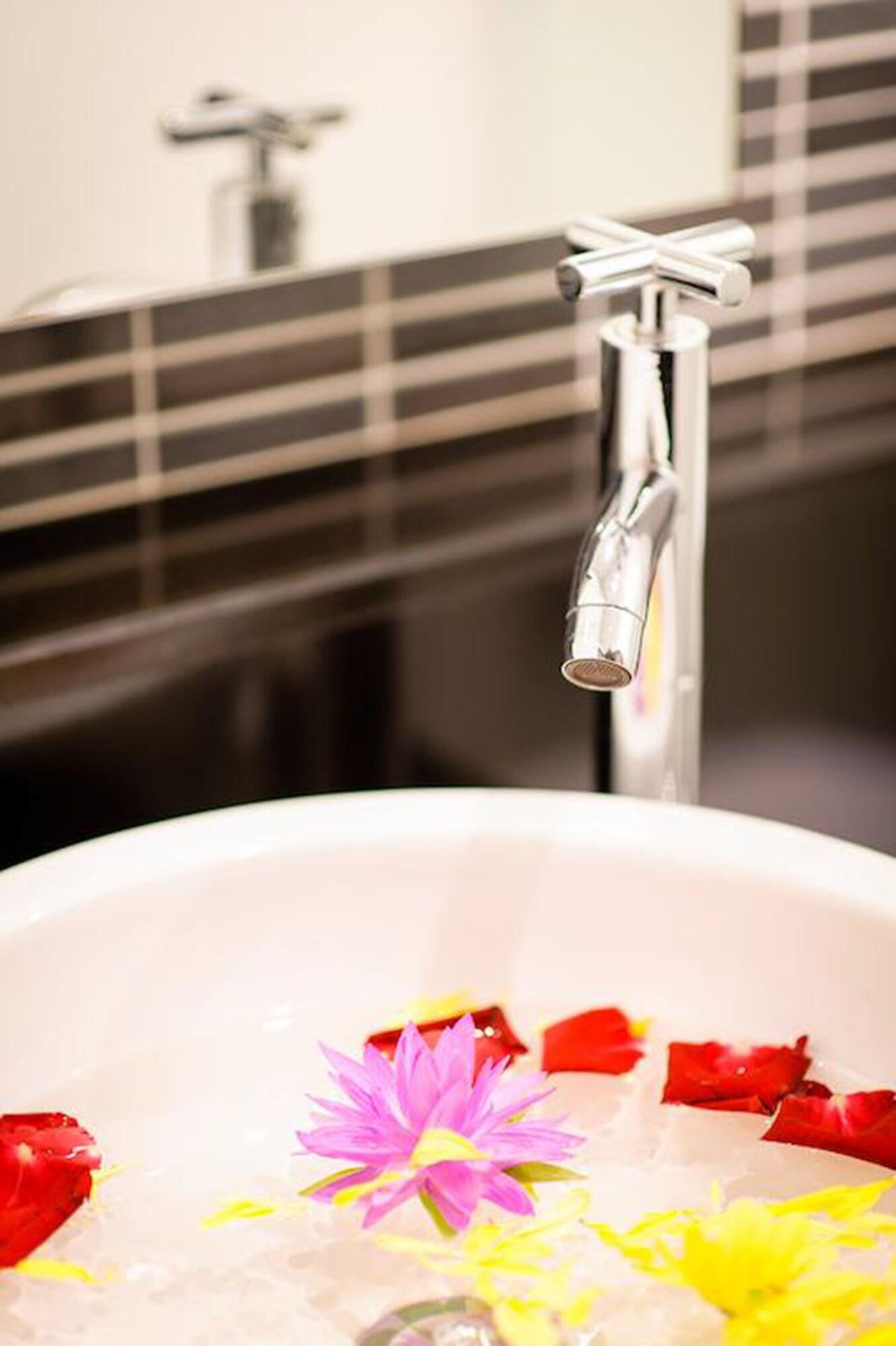 Tara Place Hotel Бангкок Экстерьер фото