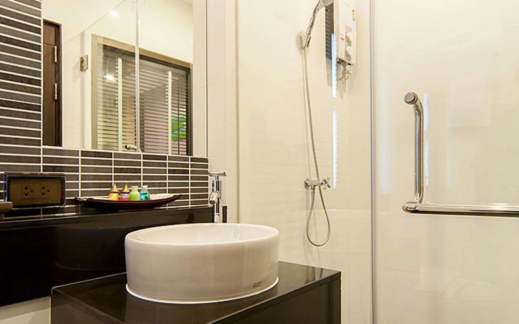 Tara Place Hotel Бангкок Экстерьер фото