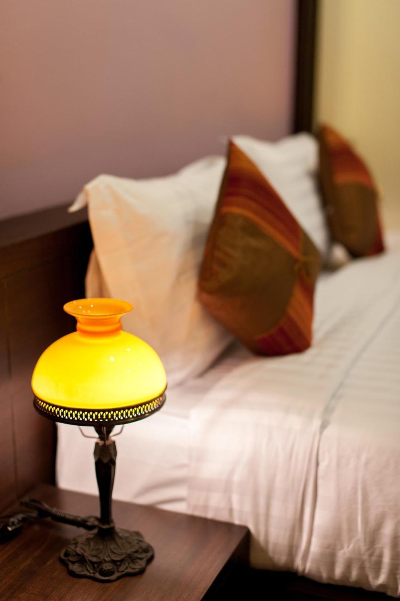Tara Place Hotel Бангкок Экстерьер фото