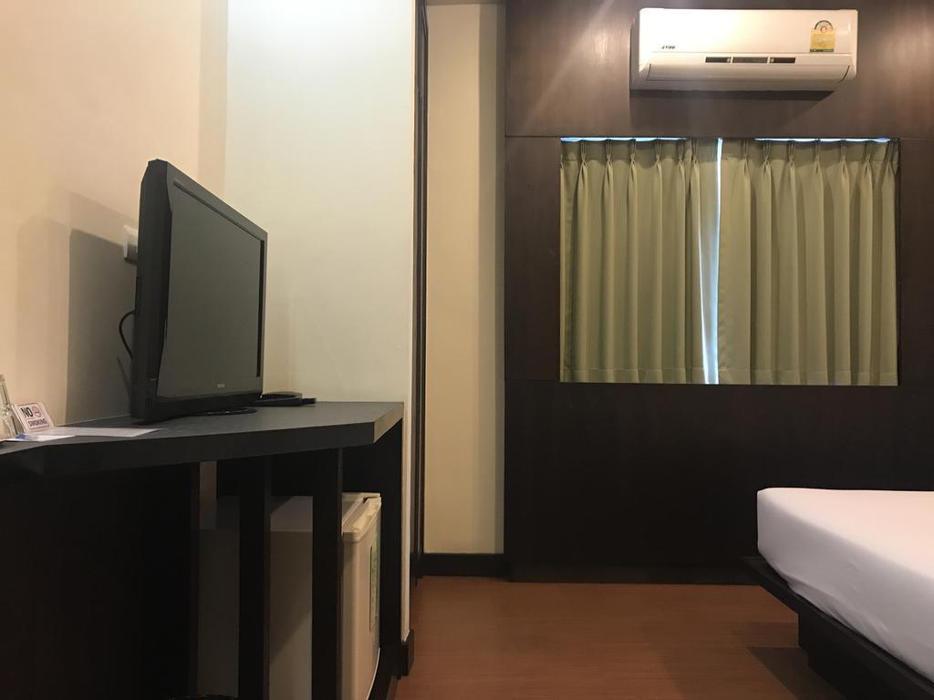 Tara Place Hotel Бангкок Экстерьер фото