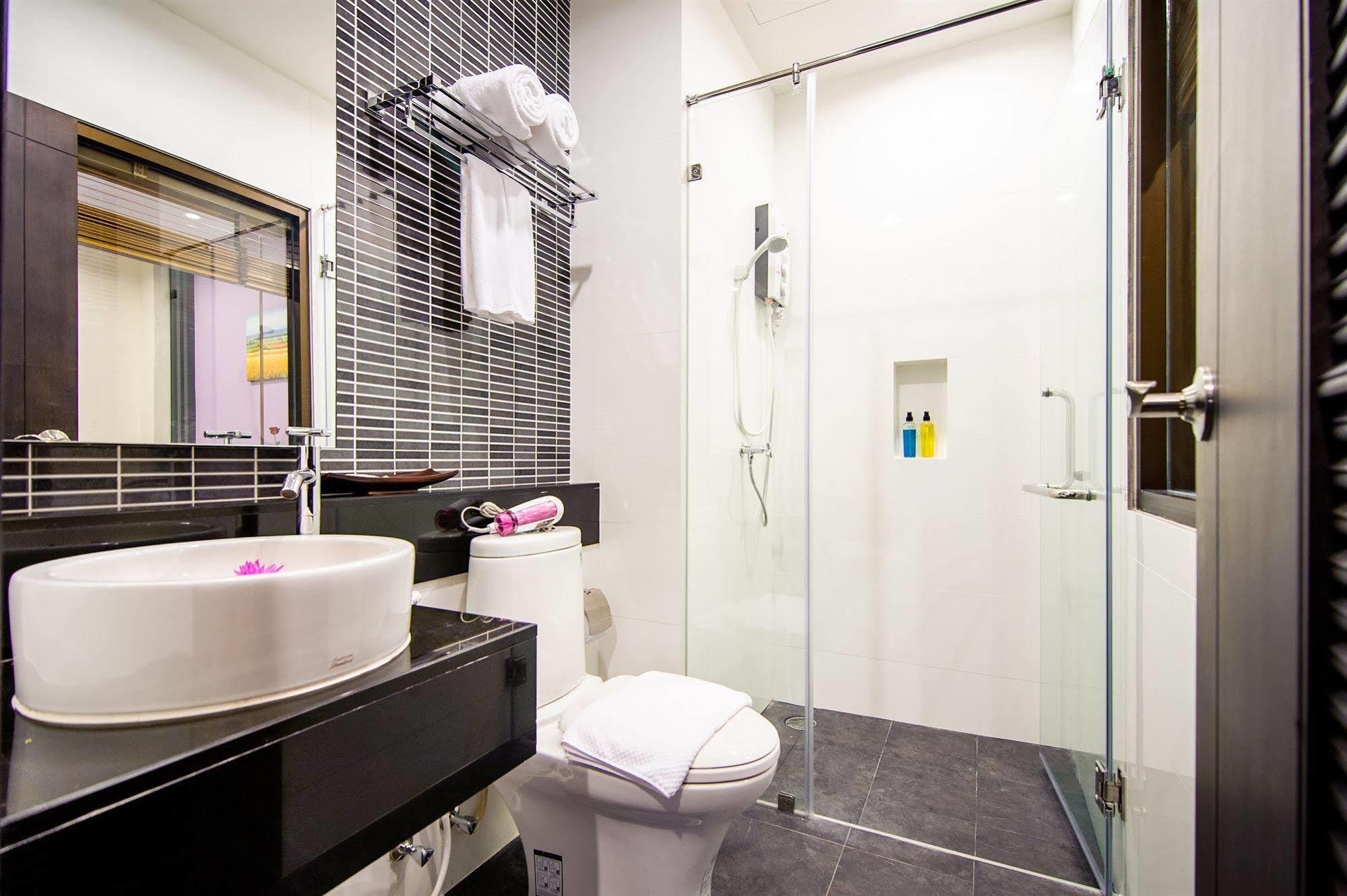 Tara Place Hotel Бангкок Экстерьер фото