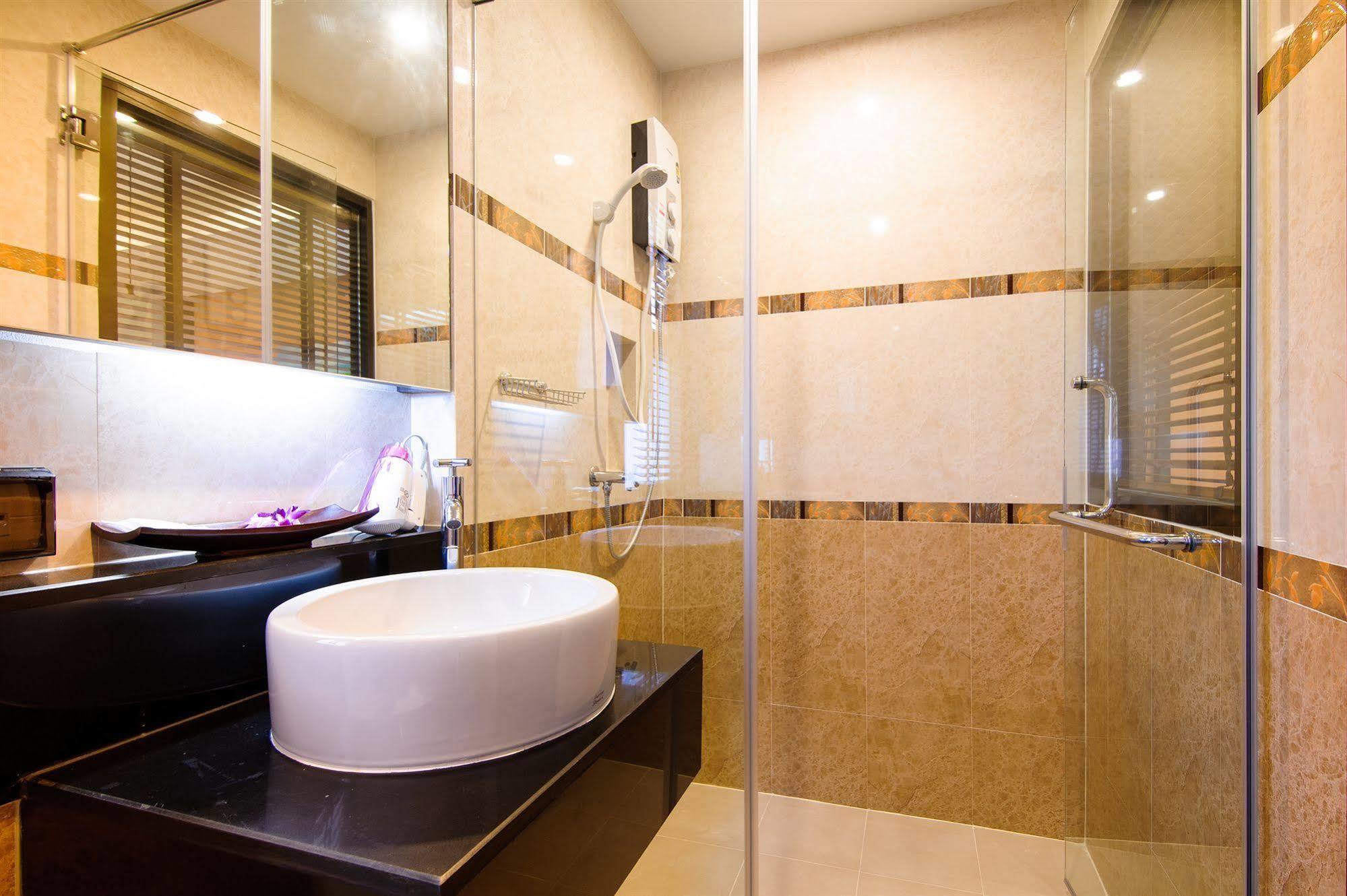 Tara Place Hotel Бангкок Экстерьер фото