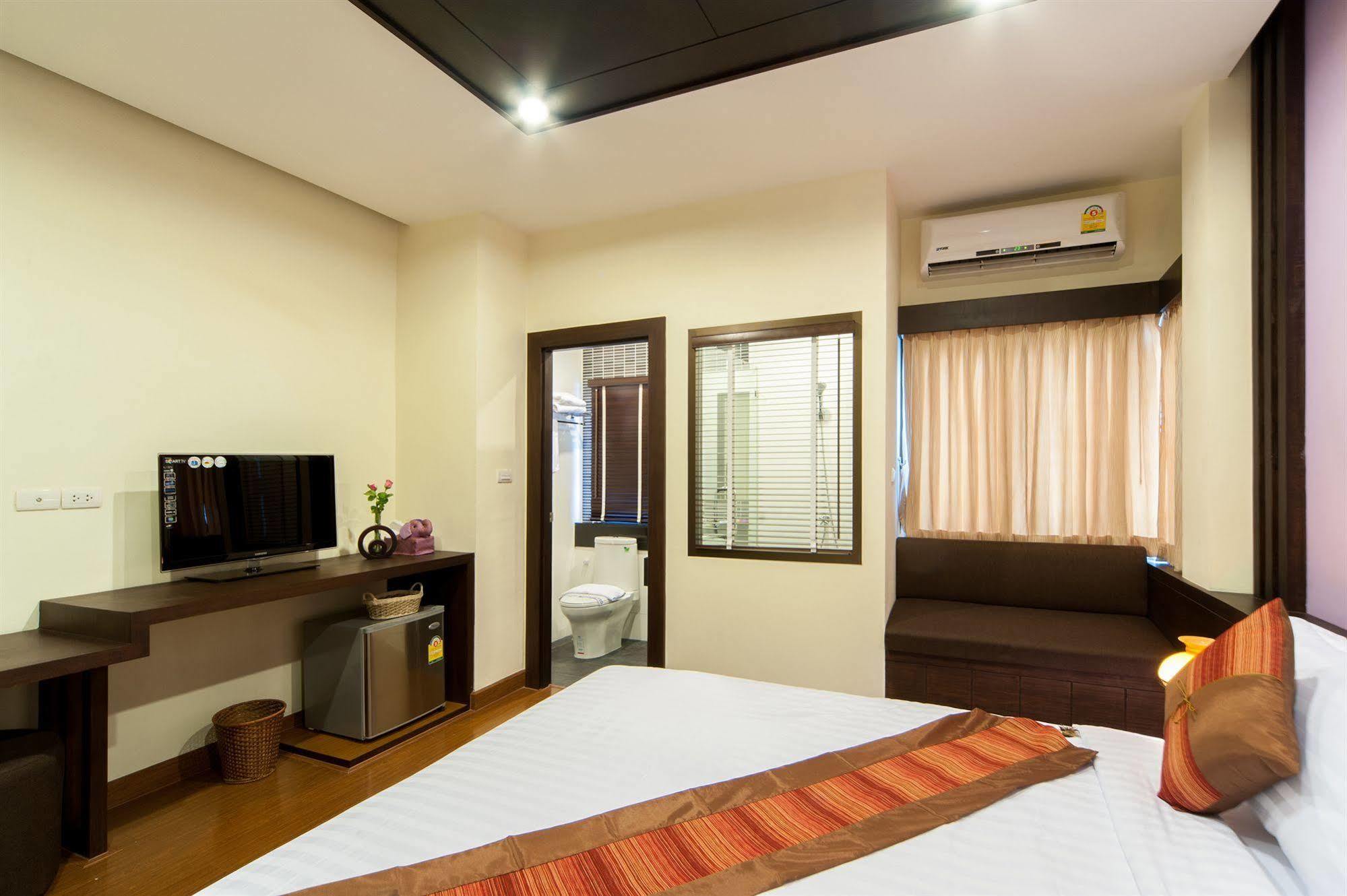 Tara Place Hotel Бангкок Экстерьер фото