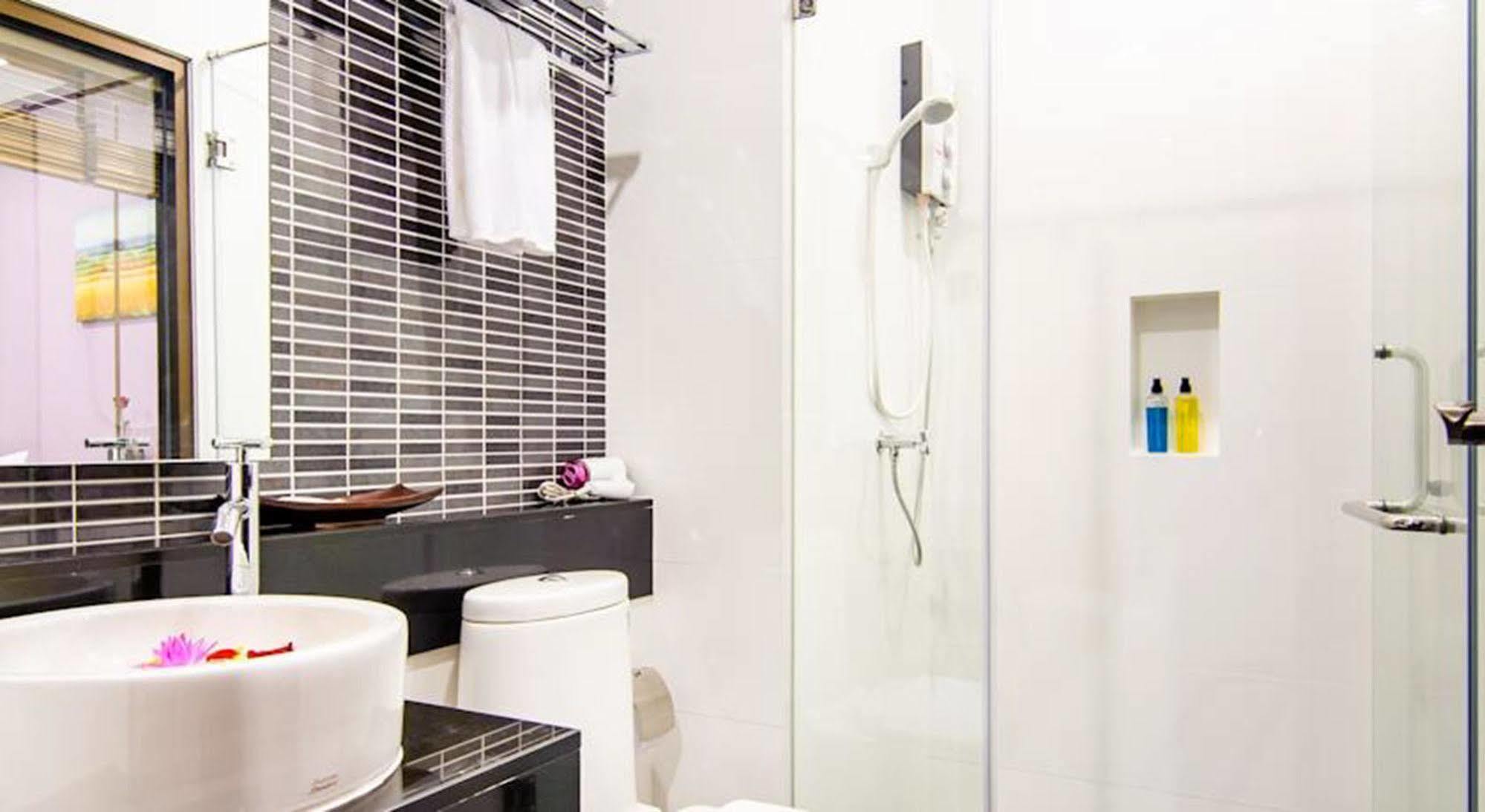 Tara Place Hotel Бангкок Экстерьер фото