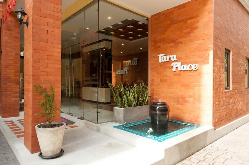 Tara Place Hotel Бангкок Экстерьер фото
